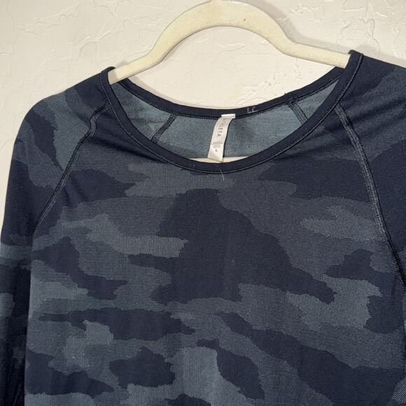 Athleta long sleeve seamless camo print thumb hole top - Picture 3 of 6